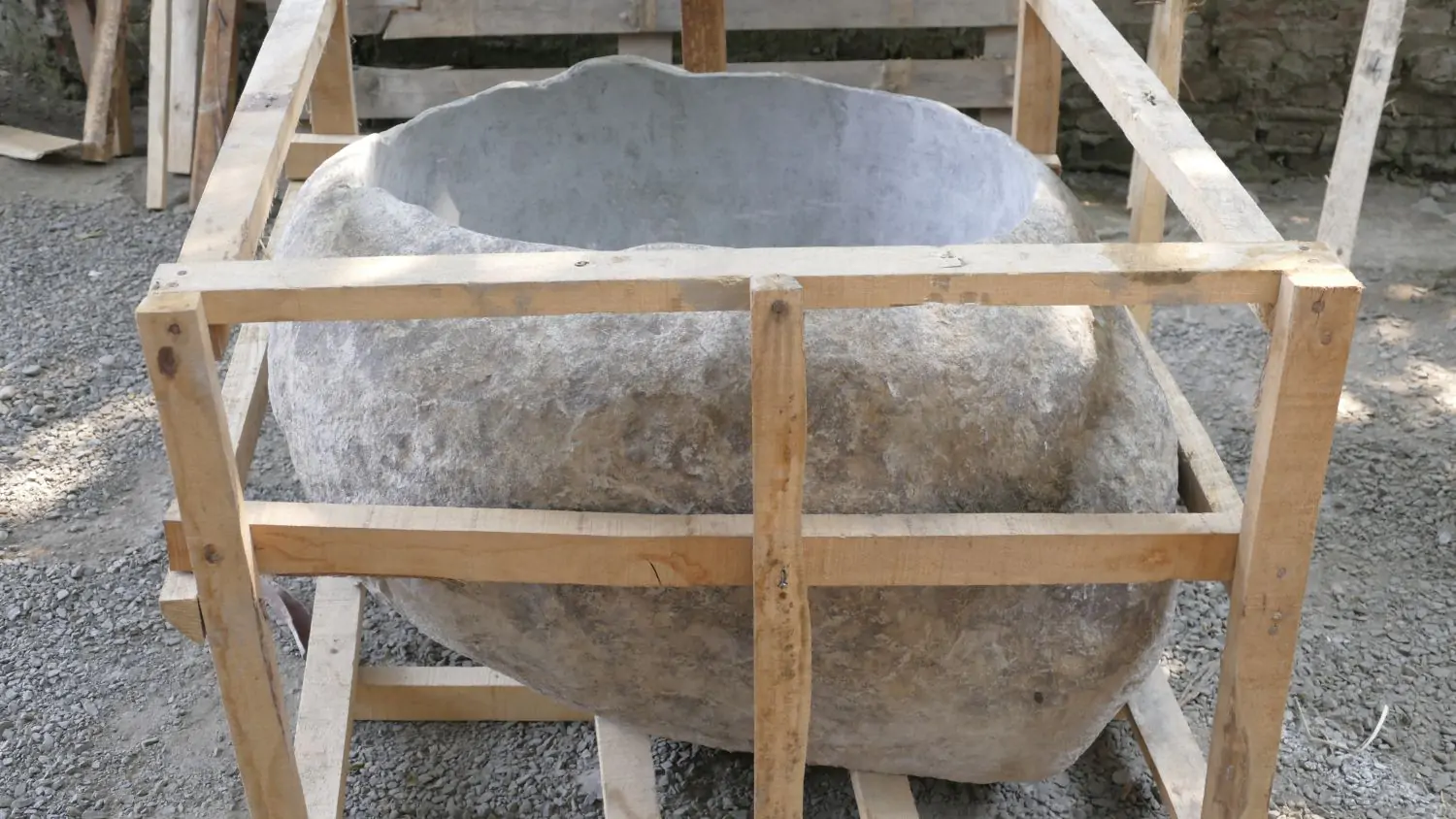  Product image 2 of the product “Basin from Riverstone, Natural surface, polished inside. Length 80 cm, Width 75 cm, Height 51 cm, Depth 39 cm. ”
